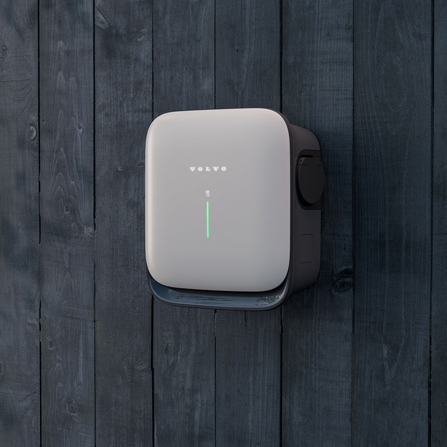 Die Volvo Wallbox mit Steckdose an einer mit Holz verkleideten Wand
