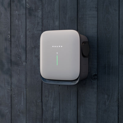 Die Volvo Wallbox mit Steckdose an einer mit Holz verkleideten Wand