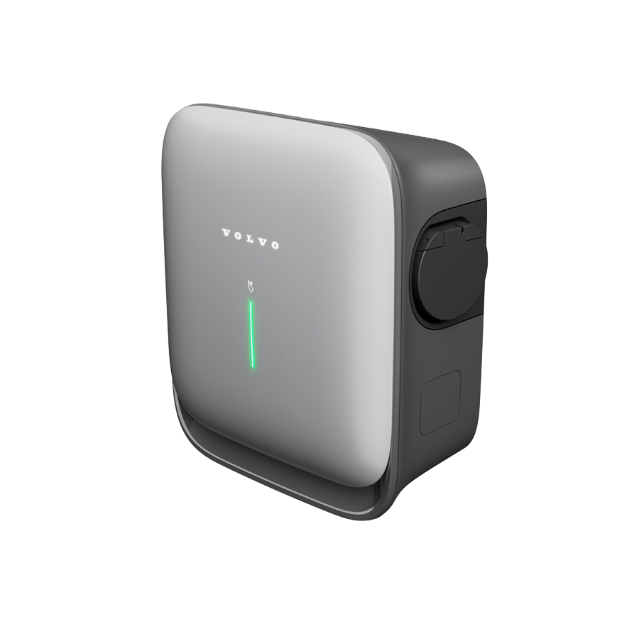 Die Volvo Wallbox mit Steckdose freigestellt und aus seitlicher Perspektive