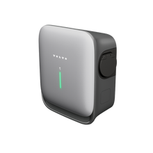 Die Volvo Wallbox mit Steckdose freigestellt und aus seitlicher Perspektive