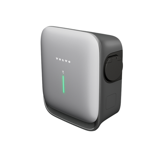 Die Volvo Wallbox mit Steckdose freigestellt und aus seitlicher Perspektive