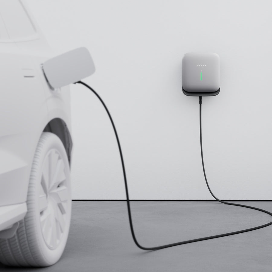 Modellhafte Darstellung der Volvo Wallbox mit Kabel, bei der das Kabel mit einem Elektrofahrzeug verbunden ist