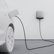 Modellhafte Darstellung der Volvo Wallbox mit Kabel, bei der das Kabel mit einem Elektrofahrzeug verbunden ist