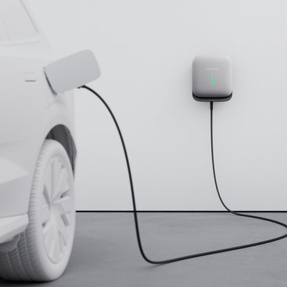 Modellhafte Darstellung der Volvo Wallbox mit Kabel, bei der das Kabel mit einem Elektrofahrzeug verbunden ist