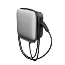 Die Volvo Wallbox mit Kabel freigestellt und aus seitlicher Perspektive